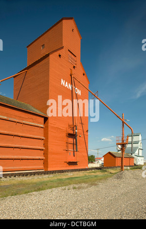 Rangée d'Élévateurs à grains À OSSATURE DE BOIS CANADA ALBERTA NANTON Banque D'Images