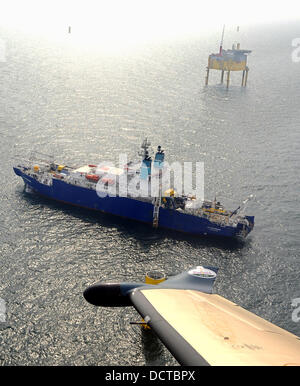 La photo aérienne montre le domaine de la construction de parc d'offshore Global Tech '1' dans la mer du Nord de la Frise orientale Borkum avant l'île, Allemagne, 21 août 2013. Avant, l'entreprise groupe Windreich AG a parlé de l'énergie efficace tourner avec un oeil à l'engagement en mer sur une conférence de presse. Global Tech 1 est l'un des grands projets de Windreich. Photo : INGO WAGNER Banque D'Images