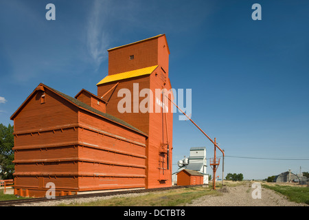 Rangée d'Élévateurs à grains À OSSATURE DE BOIS CANADA ALBERTA NANTON Banque D'Images