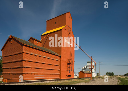 Rangée d'Élévateurs à grains À OSSATURE DE BOIS CANADA ALBERTA NANTON Banque D'Images