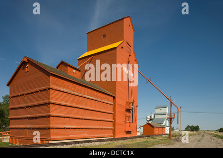 Rangée d'Élévateurs à grains À OSSATURE DE BOIS CANADA ALBERTA NANTON Banque D'Images