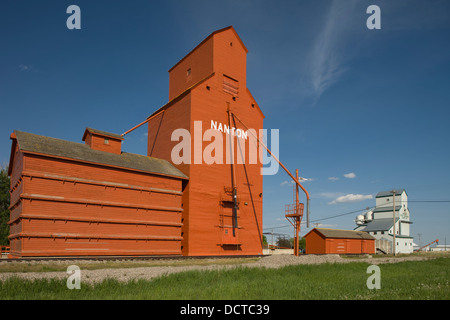 Rangée d'Élévateurs à grains À OSSATURE DE BOIS CANADA ALBERTA NANTON Banque D'Images