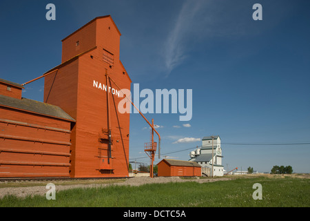 Rangée d'Élévateurs à grains À OSSATURE DE BOIS CANADA ALBERTA NANTON Banque D'Images