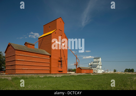 Rangée d'Élévateurs à grains À OSSATURE DE BOIS CANADA ALBERTA NANTON Banque D'Images