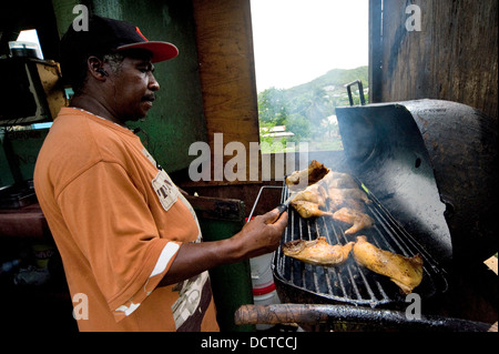 Poulet Jerk en cours à une cabane en bordure, Grenade, Caraïbes Banque D'Images