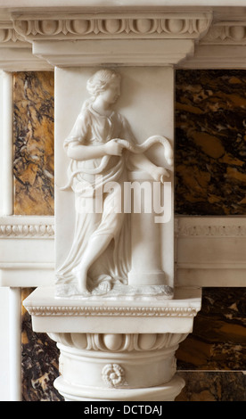Détail d'une cheminée en marbre de style Adam du XVIIIe siècle, Londres, Royaume-Uni Banque D'Images