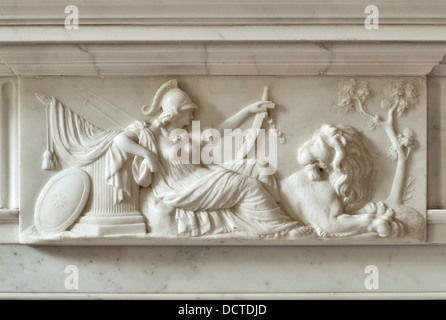 Détail d'une cheminée en marbre de style Adam du XVIIIe siècle, montrant Britannia et le lion britannique, Londres, Royaume-Uni Banque D'Images