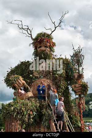 Une sculpture géante de Green Man se trouve au cœur du site du festival lors du festival annuel de musique Green Man, Glanusk, Crickhowell, pays de Galles, Royaume-Uni Banque D'Images