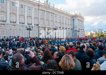 Les personnes en attente de l'Halberdier's procession de la Semaine Sainte. Rue Bailen, Madrid, Espagne. Banque D'Images