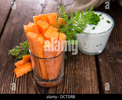 Faites des bâtonnets de carotte fraîche dans un verre (alimentation nourriture) Banque D'Images