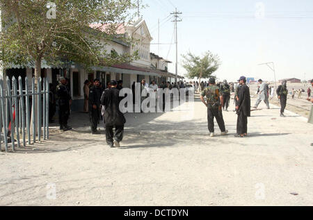 Le Pakistan, le 21 août, 2013. Les gens se rassemblent sur le site après l'explosion d'une bombe près de la gare de Chaman.Au moins deux personnes et en blessant dix autres. Une explosion a eu lieu près de la gare dans le Balouchistan Chaman, ville située près de la frontière. Pak-Afghan Les équipes de secours et de sécurité atteint le site du sautage et déplacé les blessés, y compris les femmes, les enfants et deux policiers, à l'Hôpital Civil de Chaman où une urgence a été imposée. Credit : Asianet-Pakistan/Alamy Live News Banque D'Images