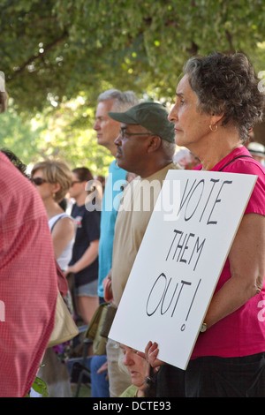 Femme est titulaire d'un panneau disant "Vote-les !' à un rassemblement politique morale lundi à Asheville, en Caroline du Nord, USA, 5 août 2013 Banque D'Images