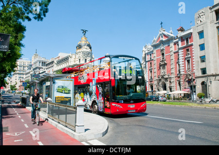 Bus touristique et voie cyclable dans la rue Alcala. Madrid, Espagne. Banque D'Images