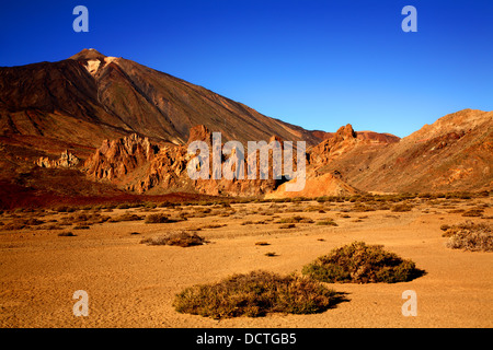 Volcan Teide Los Roques de Garcia dans l'avant-plan, île de Tenerife, Canaries, Espagne Banque D'Images