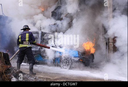 Contrôler un immense incendie pompier Banque D'Images