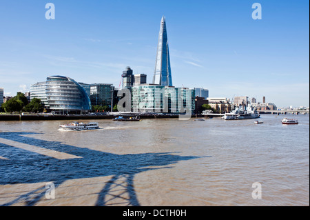 Toits de Southwark à Londres avec le nouveau serveur gratte-ciel, l'Hôtel de Ville et le plus London Estates. Banque D'Images