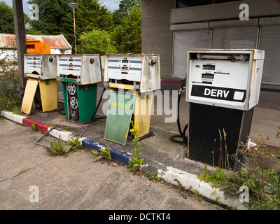 Rangée de vieilles pompes à carburant pourri mal Banque D'Images