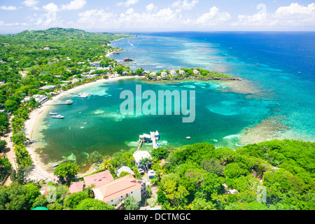 Photo aérienne de Half Moon Bay, West End sur l'île de Roatan Banque D'Images