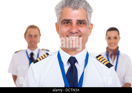 Cheerful senior capitaine debout devant des équipages isolated on white Banque D'Images