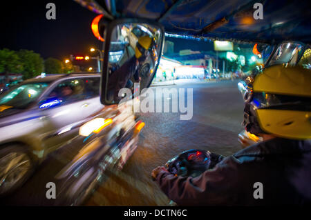 5 janvier 2013 - Phnom Penh, Cambodge - Jan 5, 2013 - Un tuk tuk driver permet de naviguer dans le trafic dans la capitale cambodgienne de Phnom Penh. ..Histoire Résumé : Au milieu du rythme effréné de Phnom PenhÃ• les rues de la ville, une véritable bête de transport pour les personnes et les marchandises qui émerge, vélos, motos, scooters, mobylettes, et motodups Tuk Tuks errent à la place des voitures et des camions. Près de 90  % des véhicules sur la capitale cambodgienne de près de 2,3 millions de personnes choisissent ces pour se déplacer. La congestion et l'environnement à la fois profiter de la petite taille et de petits moteurs. Les affaires sont florissantes dans le déménagement Banque D'Images