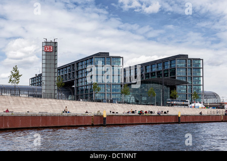 Hauptbahnhof, Berlin. Gare ferroviaire centrale de Deutsche Bahn à côté de la Spree. Bâtiment moderne en acier et en verre Banque D'Images