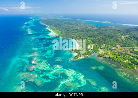 Photo aérienne de l'île de Roatan, Paya Bay Beach et Coral reef Banque D'Images