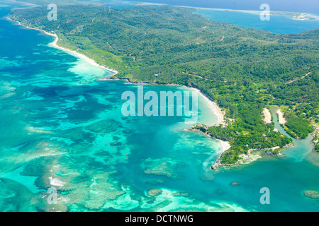 Photo aérienne de l'île de Roatan, Paya Bay Beach et Coral reef Banque D'Images