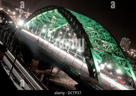 De Wearmouth, pont qui enjambe la rivière Wear à Sunderland, avec légèreté de la circulation et de services ferroviaires de Banque D'Images
