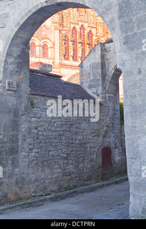 À l'intermédiaire d'un portail en pierre à l'ouest avant de Basilique Sainte-Marie-Madeleine de Vézelay. Banque D'Images