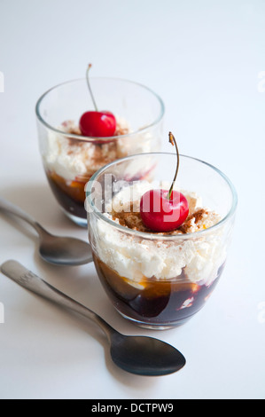 Dessert : crème de fromage Cerises, confiture et la cannelle. Banque D'Images