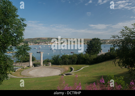 Vue générale de la baie de Swanage dans votre parc avec amphitheatre en premier plan sur un jour d'été Banque D'Images