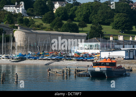 Une vue sur le yacht club de Swanage comme vu de la jetée. Une orange et gris bateau de plongée peut être vu amarré dans l'avant-plan près de t Banque D'Images