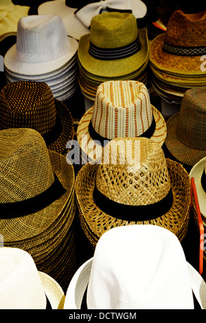 Chapeaux faits main en vente sur un marché touristique à Rome Banque D'Images