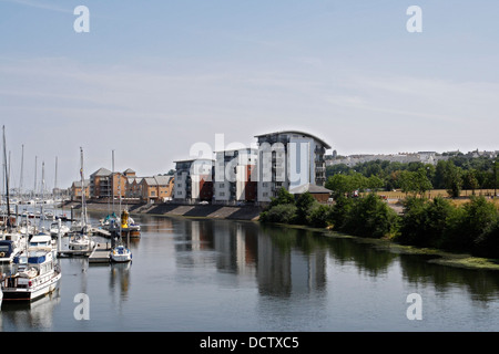 Bateaux amarrés sur la rivière Ely dans la baie de Cardiff Wales UK Banque D'Images