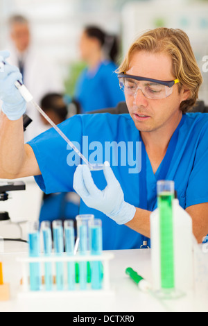 Travail scientifique au laboratoire avec des collègues de travail sur l'arrière-plan Banque D'Images