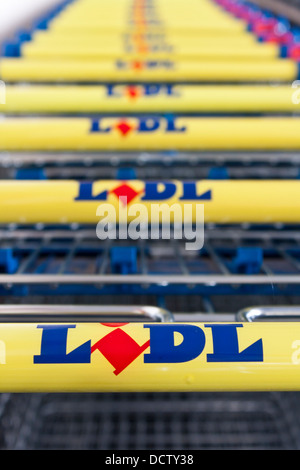 Chariots à l'extérieur du supermarché discount, Lidl. Banque D'Images