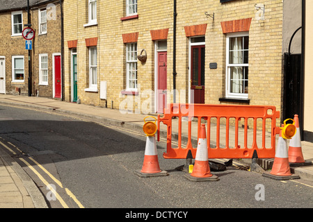 Cônes de circulation routière et les obstacles, travaux à Silver Street, Ely, Cambridgeshire, Angleterre Banque D'Images