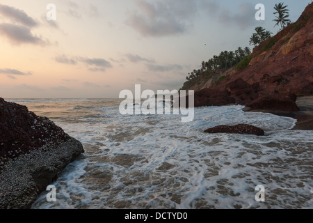 Au coucher du soleil de l'Océan indien. Varkala. Kerala. L'Inde Banque D'Images