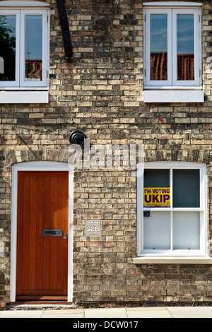 Je vote lors de l'élection de l'UKIP bloqué sur fenêtre d'une maison à Uzès, Angleterre Banque D'Images