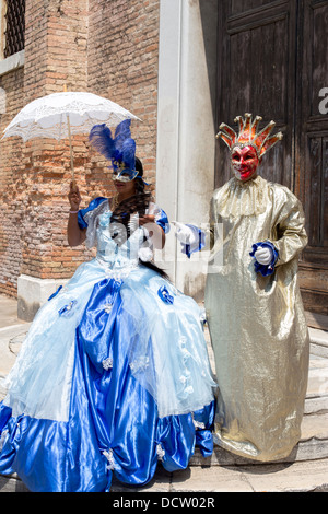 Une femme et un homme dans une décoration colorée, des costumes et masques de Venise, Venise en Italie. Banque D'Images