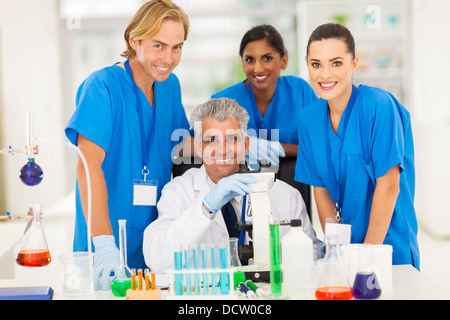 Cheerful senior scientist avec un groupe d'étudiants en chimie dans le laboratoire Banque D'Images