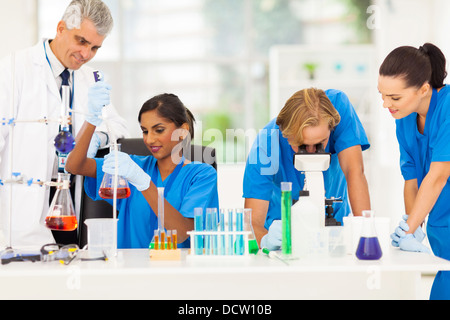 Groupe de chercheurs médicaux working in lab Banque D'Images