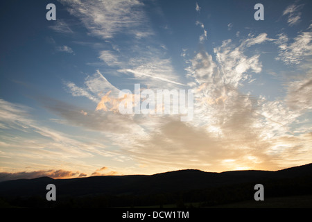 Les nuages sont éclairées par le soleil, il se lève sur un matin d'été. Banque D'Images