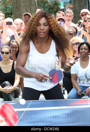 New York, NY 21 Aug 2013. Serena Williams à une apparition publique pour Delta Open Table Tennis Tournament, Madison Square Park, New York, NY, le 21 août 2013. Credit : Andres Otero/Everett Collection/Alamy Live News Banque D'Images