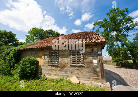 Ancienne maison d'habitation en bois à Tykocin, Amérique du Nord Est de la Pologne. Banque D'Images