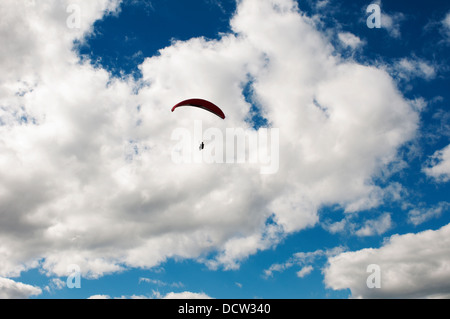 Le parapente est le sport d'aventure le loisir et la compétition de parapente vol Banque D'Images