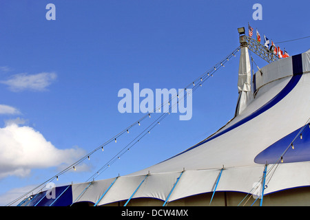 Chapiteau de cirque tente avec ciel bleu et nuages de fond. Banque D'Images