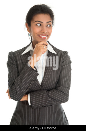 Portrait of African American businesswoman magnifique costume d'affaires en pensant, isolé sur fond blanc. Mixed race indienne asiatique et africaine modèle américain. Banque D'Images