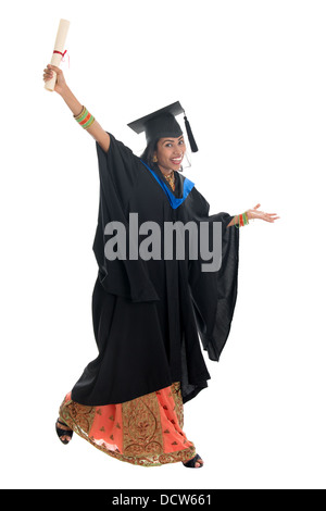 Heureux toute la longueur d'études universitaires en Inde et la graduation gown holding diplôme certificat de saut. Portrait de race mixte indienne et asiatique African American female model article isolé sur fond blanc. Banque D'Images