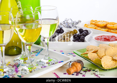 L'alimentation et du vin sur une table de buffet - l'alimentation et du vin sur une table de buffet, célébration de l'espace de copie. Banque D'Images